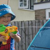 N8A2641 Thomas & water pistol